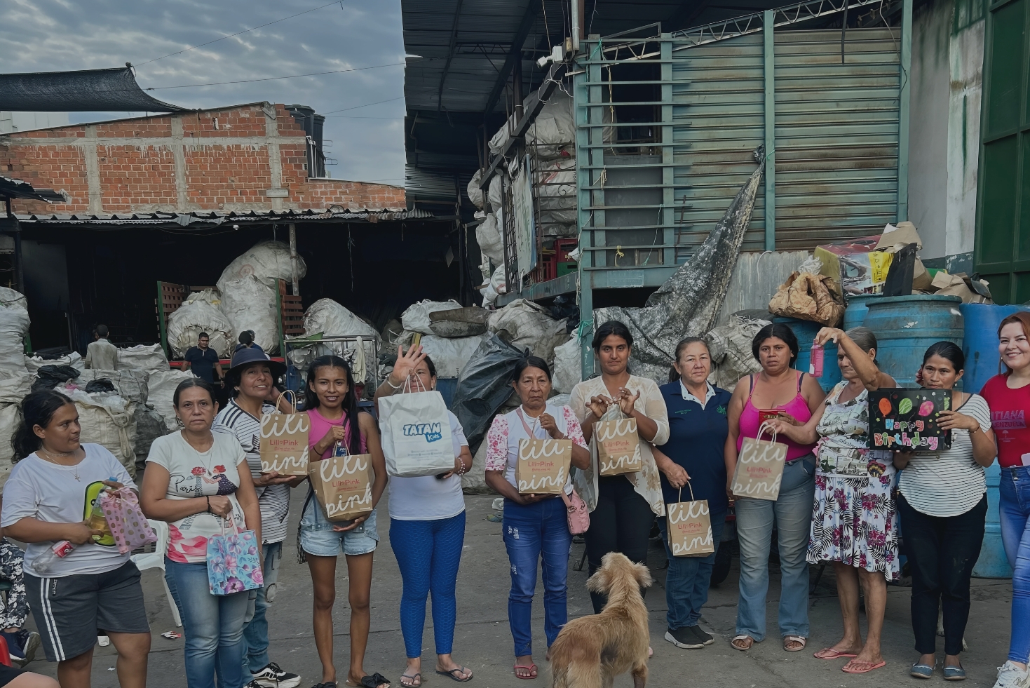 Niño sonriendo recibiendo tratamiento médico